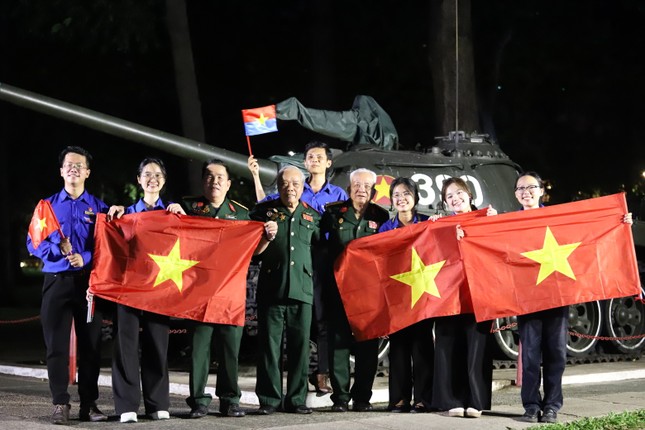 Những phút giây &apos;gây thương nhớ&apos; dịp kỷ niệm 50 năm ngày thống nhất đất nước ảnh 22