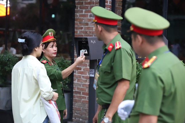 Những phút giây &apos;gây thương nhớ&apos; dịp kỷ niệm 50 năm ngày thống nhất đất nước ảnh 14