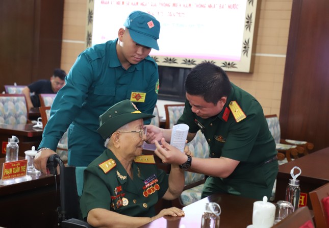 Những phút giây &apos;gây thương nhớ&apos; dịp kỷ niệm 50 năm ngày thống nhất đất nước ảnh 19