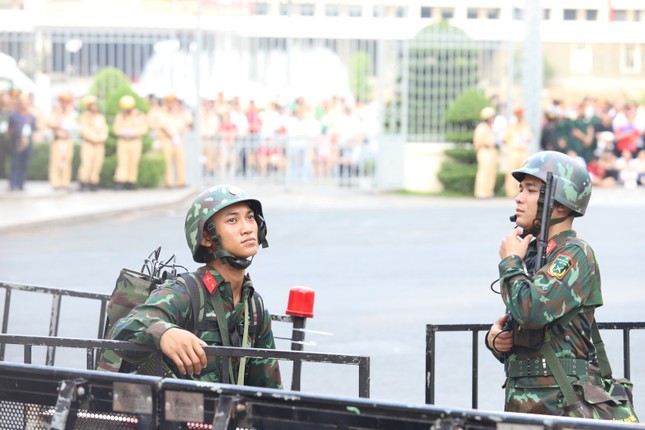 Những phút giây &apos;gây thương nhớ&apos; dịp kỷ niệm 50 năm ngày thống nhất đất nước ảnh 13
