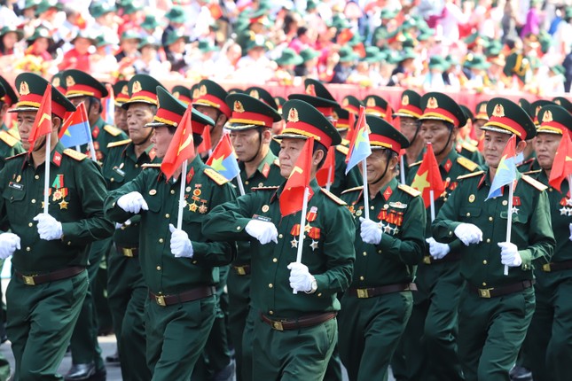 Khen thưởng 120 cựu chiến binh tham gia diễu hành Lễ kỷ niệm 50 năm thống nhất đất nước ảnh 3