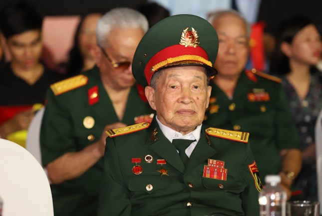 Những phút giây &apos;gây thương nhớ&apos; dịp kỷ niệm 50 năm ngày thống nhất đất nước ảnh 20