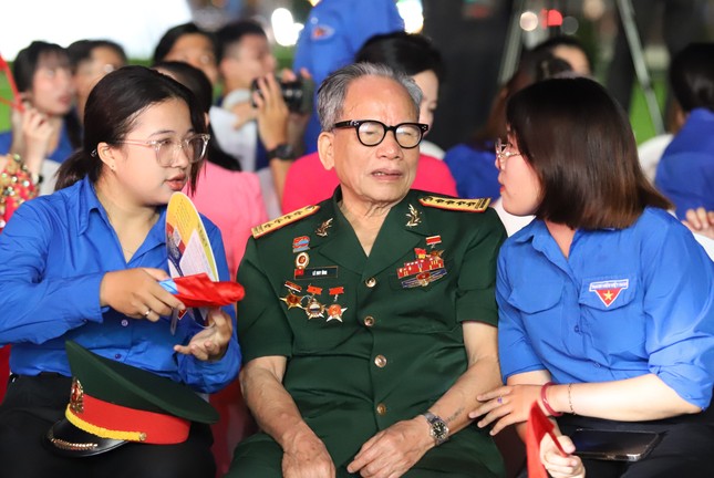 Những phút giây &apos;gây thương nhớ&apos; dịp kỷ niệm 50 năm ngày thống nhất đất nước ảnh 23