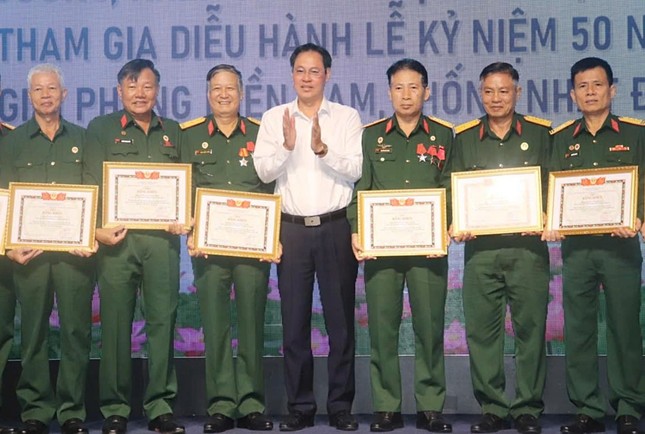 Khen thưởng 120 cựu chiến binh tham gia diễu hành Lễ kỷ niệm 50 năm thống nhất đất nước ảnh 1