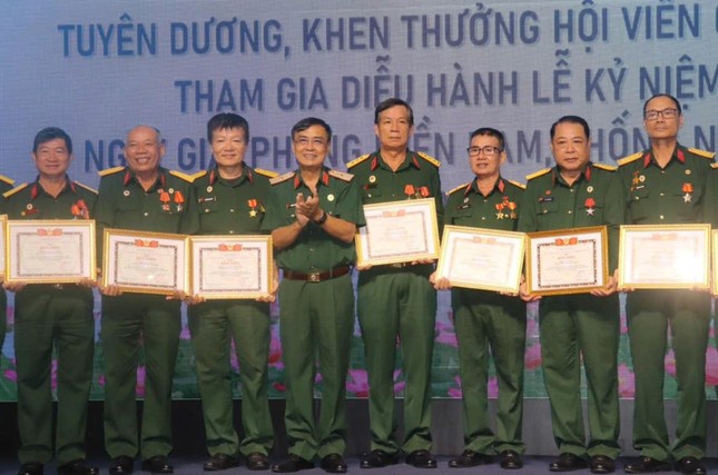 Khen thưởng 120 cựu chiến binh tham gia diễu hành Lễ kỷ niệm 50 năm thống nhất đất nước ảnh 2