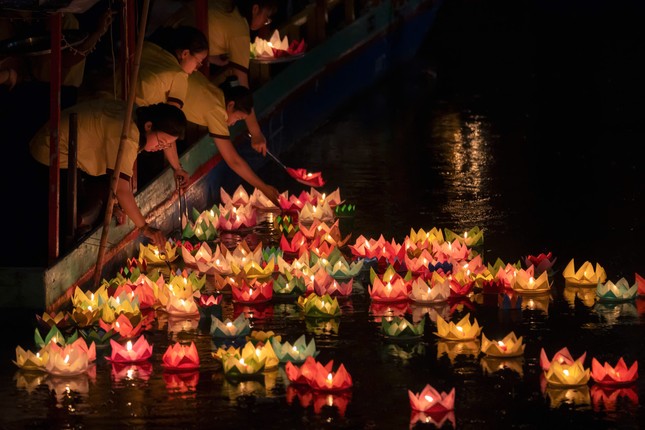 Hàng nghìn người dân, phật tử đổ về chùa Pháp Hoa thả hoa đăng mừng lễ Phật đản ảnh 7