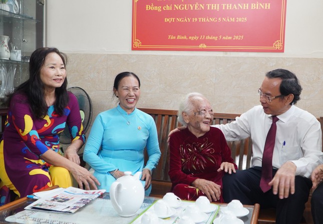 Bí thư TPHCM Nguyễn Văn Nên trao Huy hiệu 80 năm tuổi Đảng cho cán bộ tiền khởi nghĩa ảnh 2