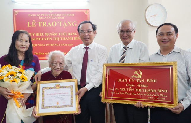 Bí thư TPHCM Nguyễn Văn Nên trao Huy hiệu 80 năm tuổi Đảng cho cán bộ tiền khởi nghĩa ảnh 1