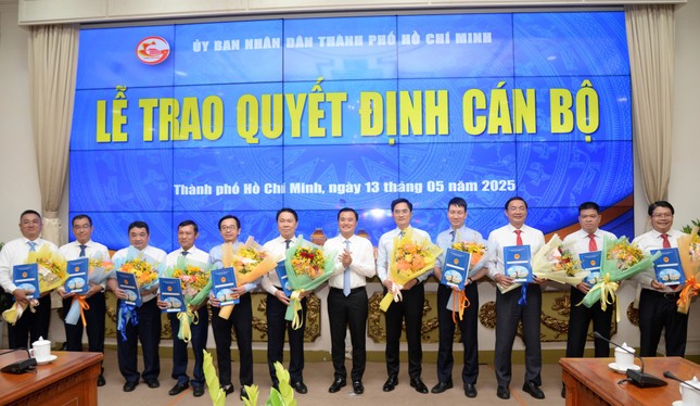 Trao quyết định bổ nhiệm 11 phó giám đốc Sở Xây dựng TPHCM ảnh 2