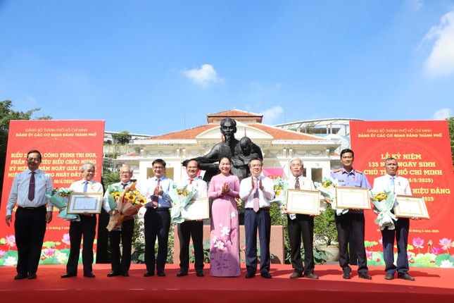 Đảng bộ các cơ quan Đảng TPHCM trao Huy hiệu Đảng đợt 19/5 ảnh 2