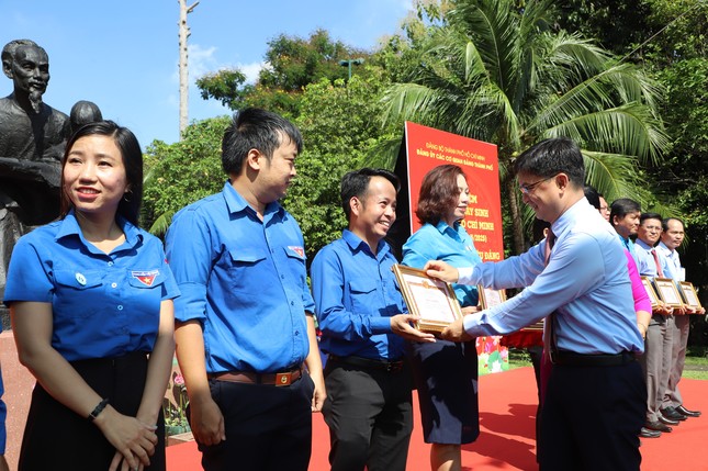 Đảng bộ các cơ quan Đảng TPHCM trao Huy hiệu Đảng đợt 19/5 ảnh 4
