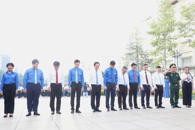 444 đại biểu dâng hoa Chủ tịch Hồ Chí Minh, đón nhận Huy hiệu Thanh niên tiên tiến làm theo lời Bác ảnh 4