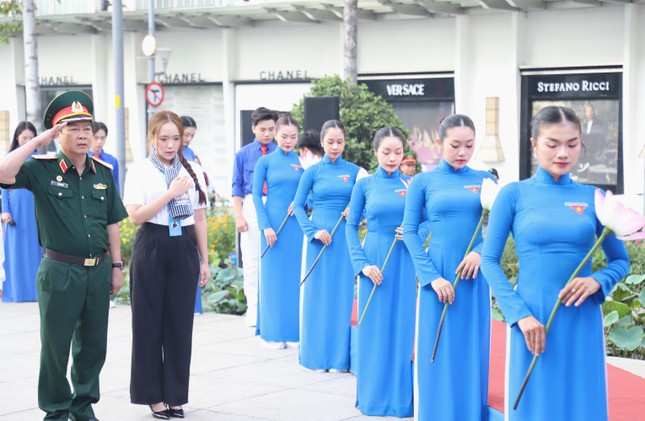 444 đại biểu dâng hoa Chủ tịch Hồ Chí Minh, đón nhận Huy hiệu Thanh niên tiên tiến làm theo lời Bác ảnh 5