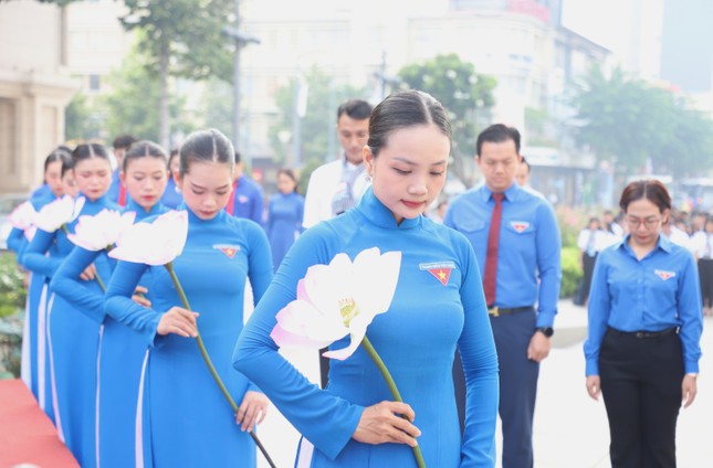 444 đại biểu dâng hoa Chủ tịch Hồ Chí Minh, đón nhận Huy hiệu Thanh niên tiên tiến làm theo lời Bác ảnh 6
