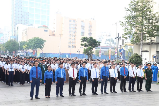444 đại biểu dâng hoa Chủ tịch Hồ Chí Minh, đón nhận Huy hiệu Thanh niên tiên tiến làm theo lời Bác ảnh 1