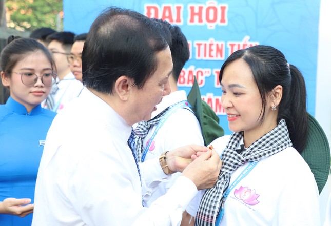 444 đại biểu dâng hoa Chủ tịch Hồ Chí Minh, đón nhận Huy hiệu Thanh niên tiên tiến làm theo lời Bác ảnh 7