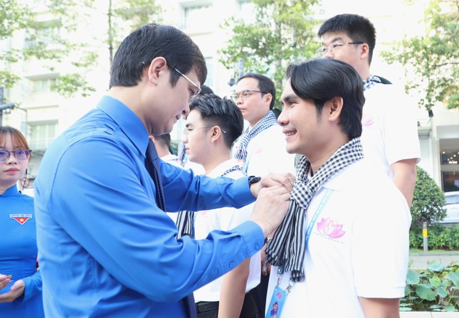 444 đại biểu dâng hoa Chủ tịch Hồ Chí Minh, đón nhận Huy hiệu Thanh niên tiên tiến làm theo lời Bác ảnh 10