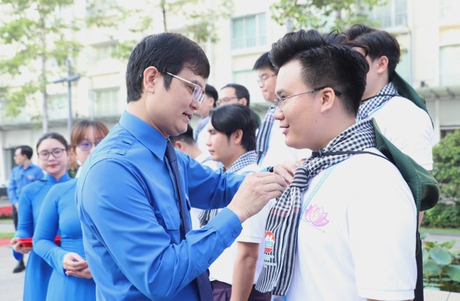 444 đại biểu dâng hoa Chủ tịch Hồ Chí Minh, đón nhận Huy hiệu Thanh niên tiên tiến làm theo lời Bác ảnh 8