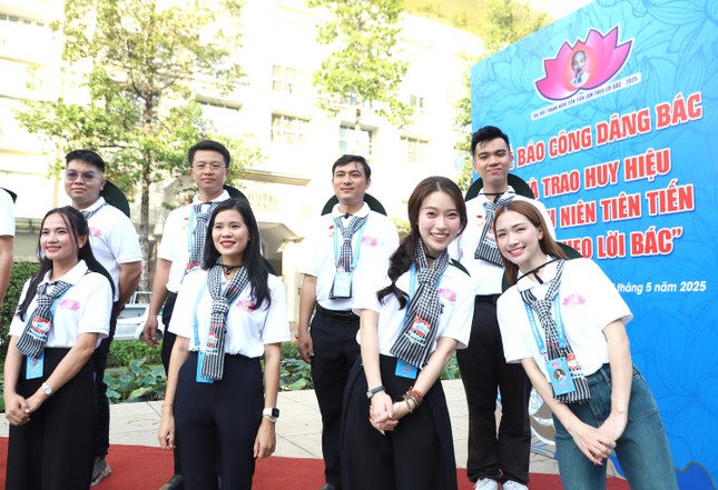 444 đại biểu dâng hoa Chủ tịch Hồ Chí Minh, đón nhận Huy hiệu Thanh niên tiên tiến làm theo lời Bác ảnh 21