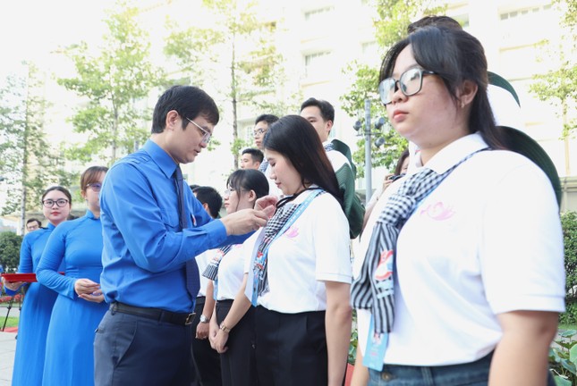 444 đại biểu dâng hoa Chủ tịch Hồ Chí Minh, đón nhận Huy hiệu Thanh niên tiên tiến làm theo lời Bác ảnh 11