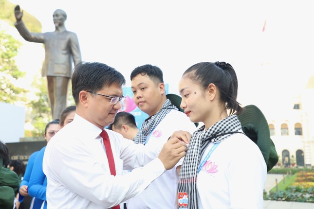 444 đại biểu dâng hoa Chủ tịch Hồ Chí Minh, đón nhận Huy hiệu Thanh niên tiên tiến làm theo lời Bác ảnh 14