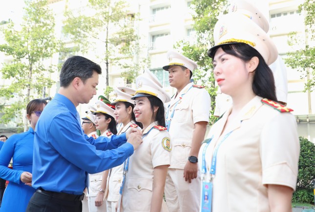 444 đại biểu dâng hoa Chủ tịch Hồ Chí Minh, đón nhận Huy hiệu Thanh niên tiên tiến làm theo lời Bác ảnh 13