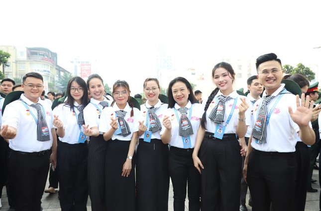444 đại biểu dâng hoa Chủ tịch Hồ Chí Minh, đón nhận Huy hiệu Thanh niên tiên tiến làm theo lời Bác ảnh 22