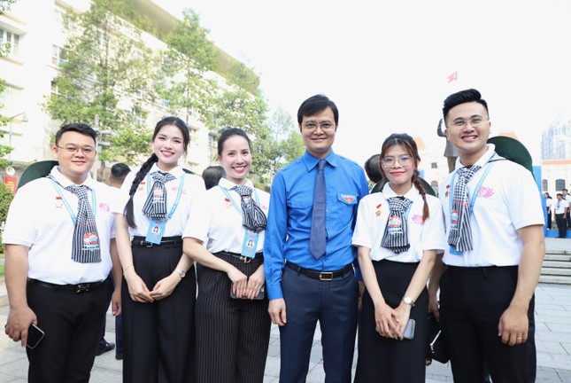 444 đại biểu dâng hoa Chủ tịch Hồ Chí Minh, đón nhận Huy hiệu Thanh niên tiên tiến làm theo lời Bác ảnh 15