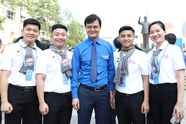 444 đại biểu dâng hoa Chủ tịch Hồ Chí Minh, đón nhận Huy hiệu Thanh niên tiên tiến làm theo lời Bác ảnh 17