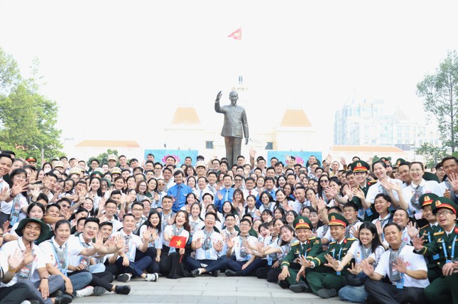 444 đại biểu dâng hoa Chủ tịch Hồ Chí Minh, đón nhận Huy hiệu Thanh niên tiên tiến làm theo lời Bác ảnh 24