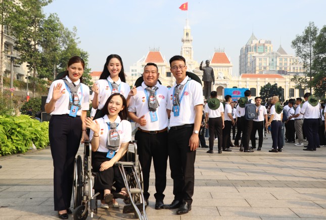 444 đại biểu dâng hoa Chủ tịch Hồ Chí Minh, đón nhận Huy hiệu Thanh niên tiên tiến làm theo lời Bác ảnh 23