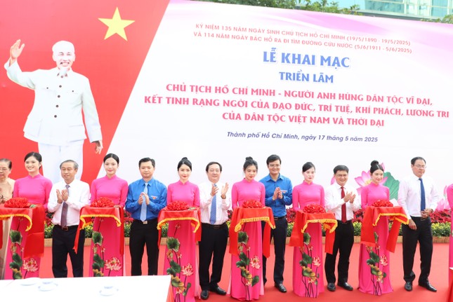 444 đại biểu dâng hoa Chủ tịch Hồ Chí Minh, đón nhận Huy hiệu Thanh niên tiên tiến làm theo lời Bác ảnh 25
