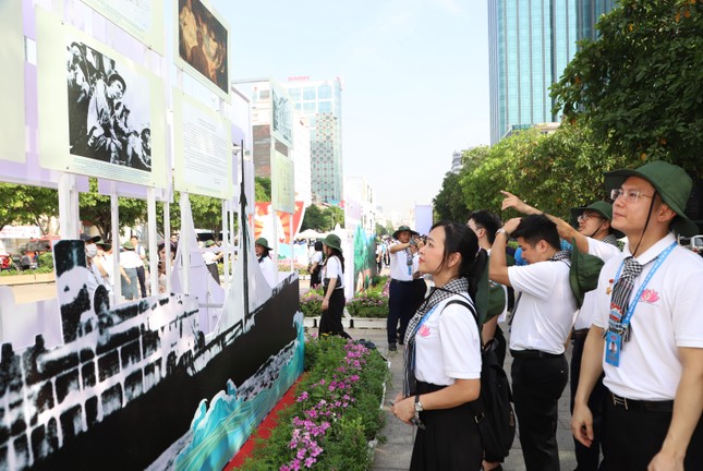 444 đại biểu dâng hoa Chủ tịch Hồ Chí Minh, đón nhận Huy hiệu Thanh niên tiên tiến làm theo lời Bác ảnh 26
