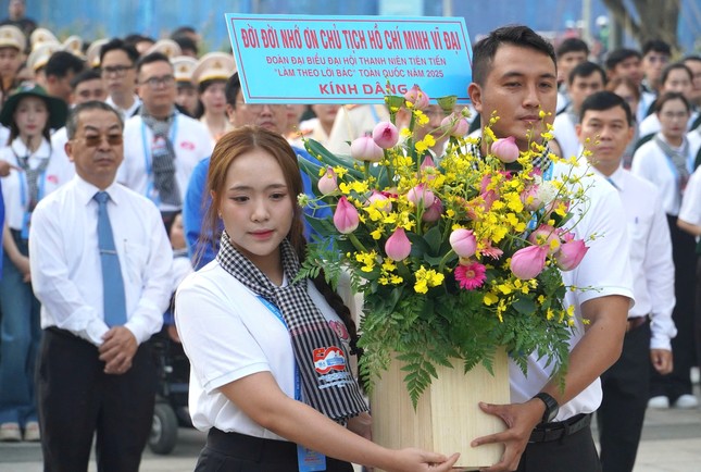 444 đại biểu dâng hoa Chủ tịch Hồ Chí Minh, đón nhận Huy hiệu Thanh niên tiên tiến làm theo lời Bác ảnh 2
