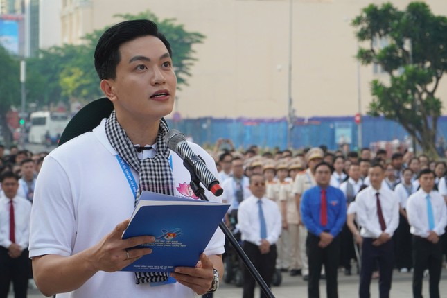 444 đại biểu dâng hoa Chủ tịch Hồ Chí Minh, đón nhận Huy hiệu Thanh niên tiên tiến làm theo lời Bác ảnh 3