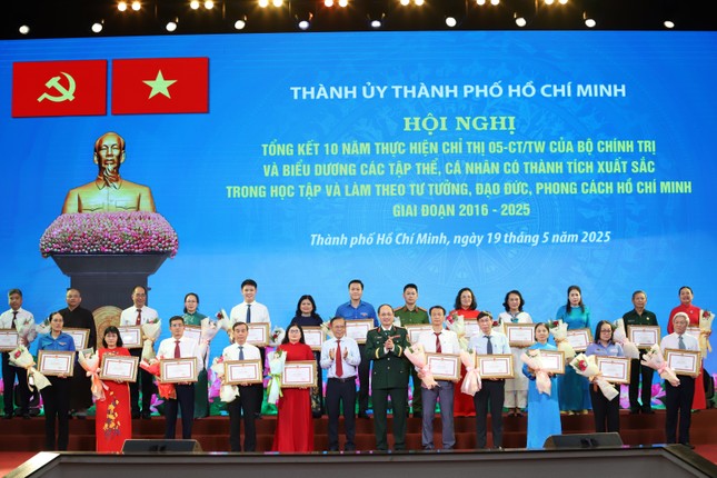 TPHCM tuyên dương, khen thưởng 341 điển hình trong học tập và làm theo lời Bác ảnh 3