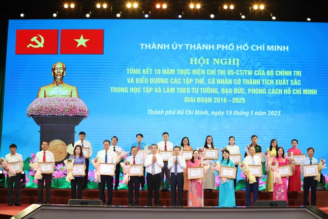 TPHCM tuyên dương, khen thưởng 341 điển hình trong học tập và làm theo lời Bác ảnh 2