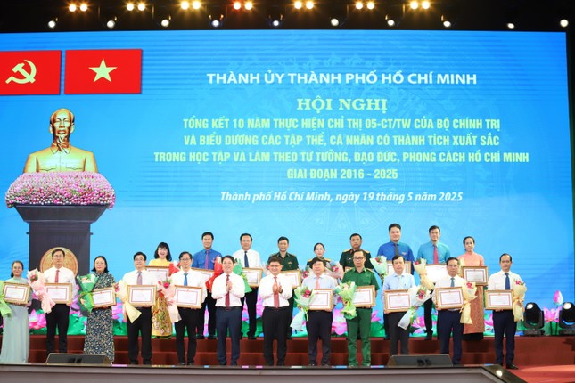 TPHCM tuyên dương, khen thưởng 341 điển hình trong học tập và làm theo lời Bác ảnh 4