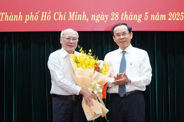 Bí thư Nguyễn Văn Nên trao quyết định nghỉ hưu cho nguyên Trưởng ban Tuyên giáo Thành ủy TPHCM ảnh 1