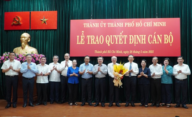 Bí thư Nguyễn Văn Nên trao quyết định nghỉ hưu cho nguyên Trưởng ban Tuyên giáo Thành ủy TPHCM ảnh 2