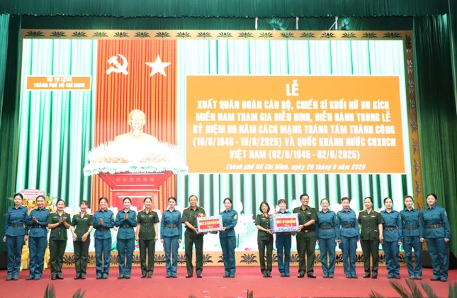 Xuất quân khối Nữ du kích miền Nam tham gia huấn luyện diễu binh, diễu hành dịp 80 năm Quốc khánh ảnh 2
