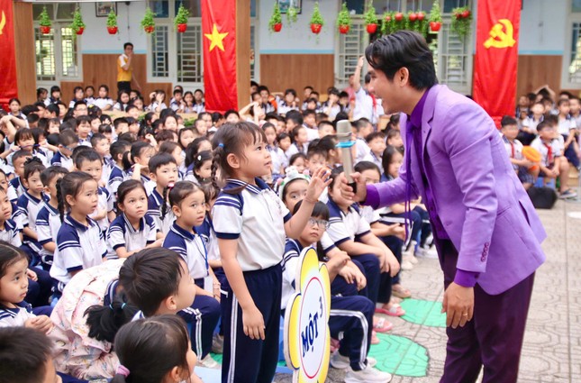 Giảng viên, bí thư Đoàn khoa hăng say nghiên cứu khoa học cùng sinh viên ảnh 2