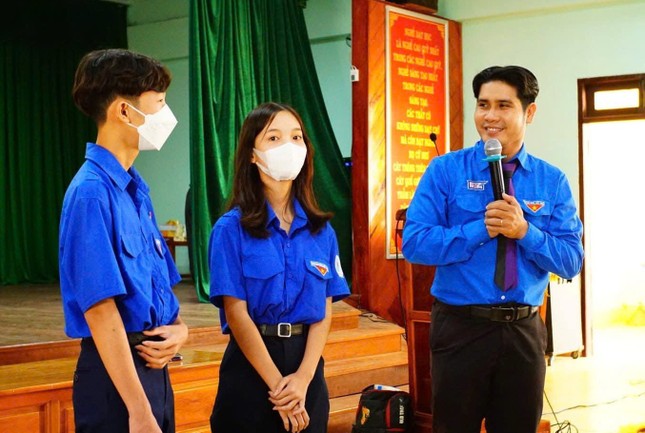Giảng viên, bí thư Đoàn khoa hăng say nghiên cứu khoa học cùng sinh viên ảnh 1