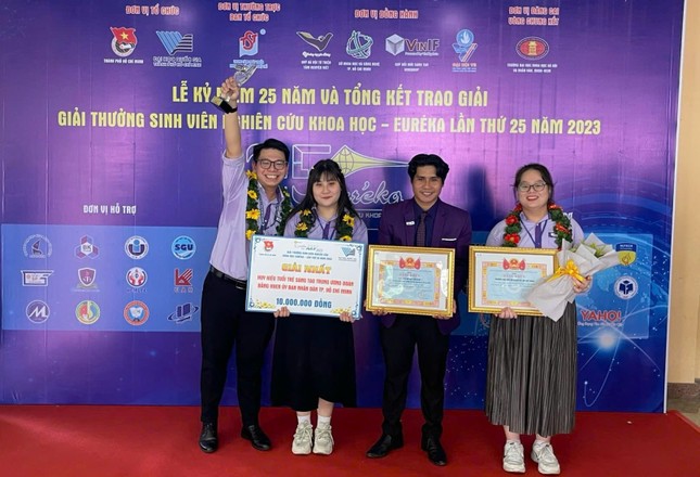 Giảng viên, bí thư Đoàn khoa hăng say nghiên cứu khoa học cùng sinh viên ảnh 4