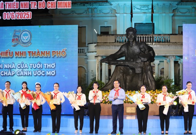 Chủ tịch TPHCM: ‘Đầu tư cho thiếu nhi là đầu tư cho tương lai' ảnh 7