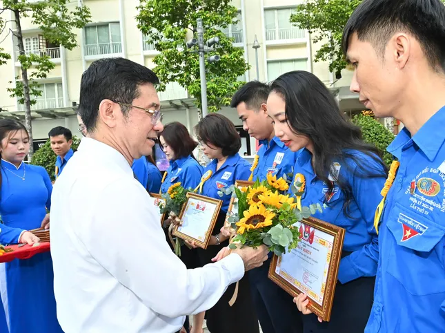 TPHCM tuyên dương 135 tập thể và cá nhân tiêu biểu làm theo lời Bác ảnh 1