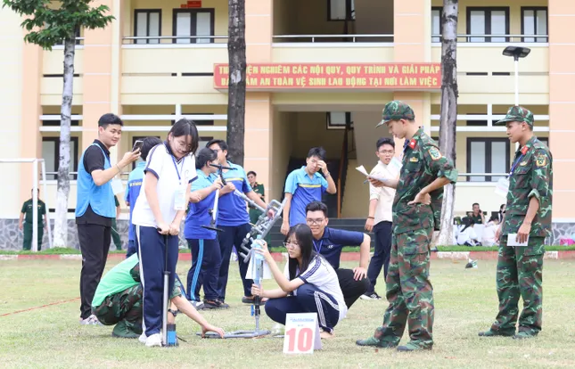Xem học sinh TPHCM tranh tài 'khai hỏa' tên lửa nước ảnh 3