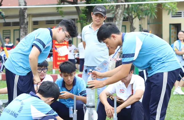 Xem học sinh TPHCM tranh tài 'khai hỏa' tên lửa nước ảnh 10