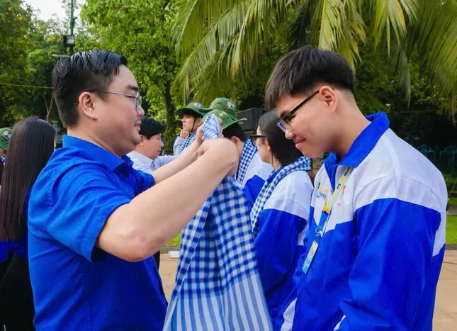 Tuổi trẻ TPHCM mang nhiều công trình ý nghĩa đến huyện đảo Phú Quý ảnh 4