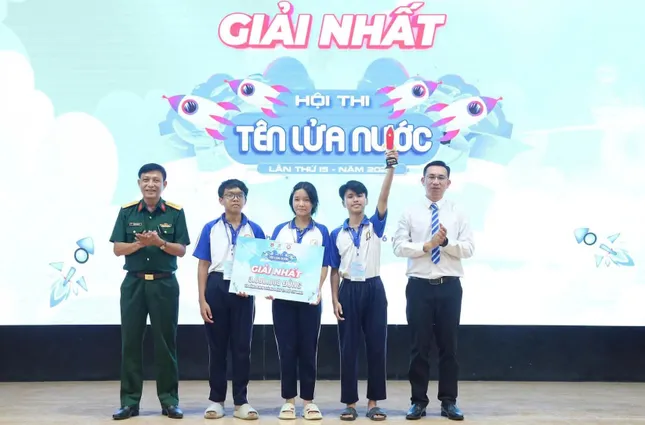 Xem học sinh TPHCM tranh tài 'khai hỏa' tên lửa nước ảnh 12